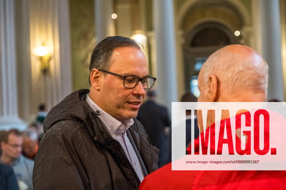 Since 2009, the Festival of Lights has been held in Leipzig on October 9 to commemorate the Monday demonstrations of 1989. Here is the prayer for peace at St. Nicholas Church, featuring a speech on democracy by Dirk Panter. Festival of Lights 2026