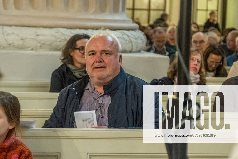 Since 2009, the Festival of Lights has been held in Leipzig on October 9 to commemorate the Monday demonstrations of 1989. Here is the prayer for peace at St. Nicholas Church, featuring a speech on democracy by Jörg Junhold. Festival of Lights 2026