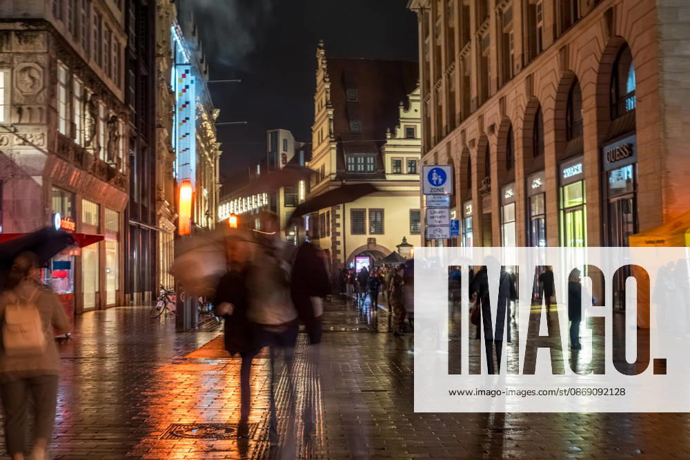 Since 2009, the Festival of Lights has been held in Leipzig on October 9 to commemorate the Monday demonstrations of 1989. Lights and art installations illuminate the city, and people walk through the city carrying candles. Festival of Lights 2026