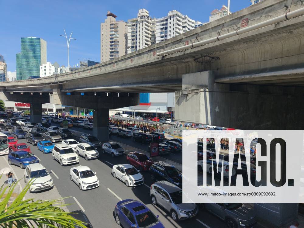(261009) -- PANAMA CITY, Oct. 9, 2026 -- Vehicles run at a street following an earthquake in Panama City, Panama, Oct. 9, 2026. A major earthquake struck Panama on Friday. ) PANAMA-PANAMA CITY-EARTHQUAKE LixJiaxu
