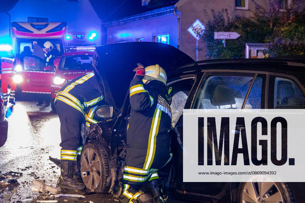 UnfallKönigswalde News ID: EN 2026-10-09 PKW kollidierten miteinander frontal zwei Verletzte Königswalde. Auf der Lindenstraße hat sich am Freitagabend ein Verkehrsunfall mit zwei PKW ereignet. Aus noch ungeklärter Ursache kollidierten gegen 21:30 Uhr ein Audi und ein VW, in einer Doppelkurve. Bei dem Unfall wurden ersten Informationen zu Folge, zwei Personen verletzt. Beide kamen jeweils mit einem Rettungswagen in ein Krankenhaus. Zwei weitere Personen blieben ersten Angaben zu Folge, unverletzt. Neben zwei Rettungswagen, einem Notarzt und der Polizei, kamen auch 20 Einsatzkräfte der Feuerwehr Königswalde sowie der diensthabende Kreisbrandmeister zum Einsatz. Diese unterstützten den Rettungsdienst, sicherten die Unfallste