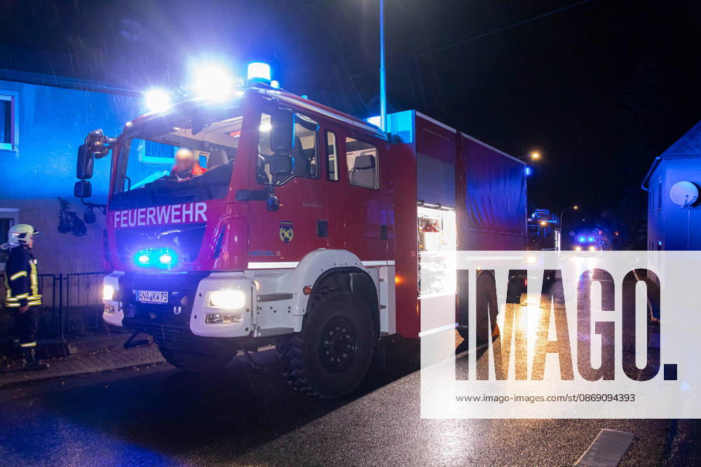 UnfallKönigswalde News ID: EN 2026-10-09 PKW kollidierten miteinander frontal zwei Verletzte Königswalde. Auf der Lindenstraße hat sich am Freitagabend ein Verkehrsunfall mit zwei PKW ereignet. Aus noch ungeklärter Ursache kollidierten gegen 21:30 Uhr ein Audi und ein VW, in einer Doppelkurve. Bei dem Unfall wurden ersten Informationen zu Folge, zwei Personen verletzt. Beide kamen jeweils mit einem Rettungswagen in ein Krankenhaus. Zwei weitere Personen blieben ersten Angaben zu Folge, unverletzt. Neben zwei Rettungswagen, einem Notarzt und der Polizei, kamen auch 20 Einsatzkräfte der Feuerwehr Königswalde sowie der diensthabende Kreisbrandmeister zum Einsatz. Diese unterstützten den Rettungsdienst, sicherten die Unfallste