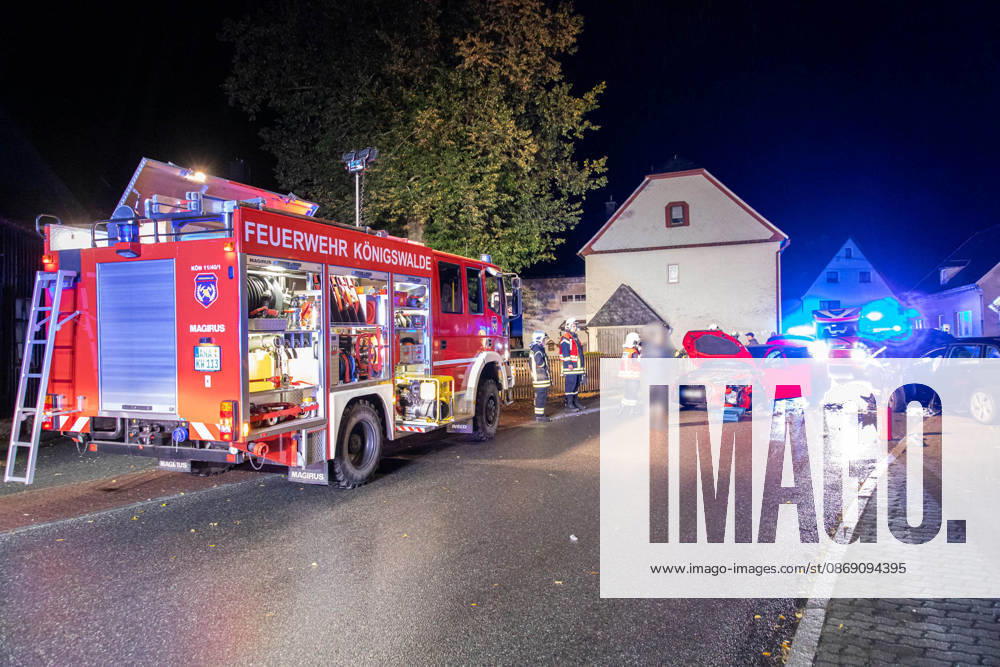 UnfallKönigswalde News ID: EN 2026-10-09 PKW kollidierten miteinander frontal zwei Verletzte Königswalde. Auf der Lindenstraße hat sich am Freitagabend ein Verkehrsunfall mit zwei PKW ereignet. Aus noch ungeklärter Ursache kollidierten gegen 21:30 Uhr ein Audi und ein VW, in einer Doppelkurve. Bei dem Unfall wurden ersten Informationen zu Folge, zwei Personen verletzt. Beide kamen jeweils mit einem Rettungswagen in ein Krankenhaus. Zwei weitere Personen blieben ersten Angaben zu Folge, unverletzt. Neben zwei Rettungswagen, einem Notarzt und der Polizei, kamen auch 20 Einsatzkräfte der Feuerwehr Königswalde sowie der diensthabende Kreisbrandmeister zum Einsatz. Diese unterstützten den Rettungsdienst, sicherten die Unfallste
