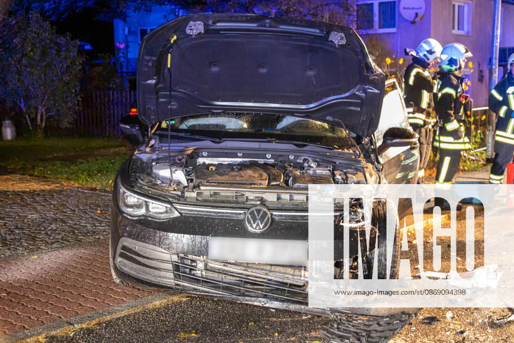 UnfallKönigswalde News ID: EN 2026-10-09 PKW kollidierten miteinander frontal zwei Verletzte Königswalde. Auf der Lindenstraße hat sich am Freitagabend ein Verkehrsunfall mit zwei PKW ereignet. Aus noch ungeklärter Ursache kollidierten gegen 21:30 Uhr ein Audi und ein VW, in einer Doppelkurve. Bei dem Unfall wurden ersten Informationen zu Folge, zwei Personen verletzt. Beide kamen jeweils mit einem Rettungswagen in ein Krankenhaus. Zwei weitere Personen blieben ersten Angaben zu Folge, unverletzt. Neben zwei Rettungswagen, einem Notarzt und der Polizei, kamen auch 20 Einsatzkräfte der Feuerwehr Königswalde sowie der diensthabende Kreisbrandmeister zum Einsatz. Diese unterstützten den Rettungsdienst, sicherten die Unfallste
