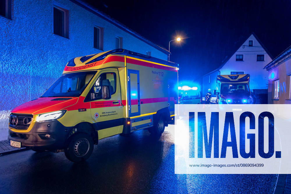 UnfallKönigswalde News ID: EN 2026-10-09 PKW kollidierten miteinander frontal zwei Verletzte Königswalde. Auf der Lindenstraße hat sich am Freitagabend ein Verkehrsunfall mit zwei PKW ereignet. Aus noch ungeklärter Ursache kollidierten gegen 21:30 Uhr ein Audi und ein VW, in einer Doppelkurve. Bei dem Unfall wurden ersten Informationen zu Folge, zwei Personen verletzt. Beide kamen jeweils mit einem Rettungswagen in ein Krankenhaus. Zwei weitere Personen blieben ersten Angaben zu Folge, unverletzt. Neben zwei Rettungswagen, einem Notarzt und der Polizei, kamen auch 20 Einsatzkräfte der Feuerwehr Königswalde sowie der diensthabende Kreisbrandmeister zum Einsatz. Diese unterstützten den Rettungsdienst, sicherten die Unfallste