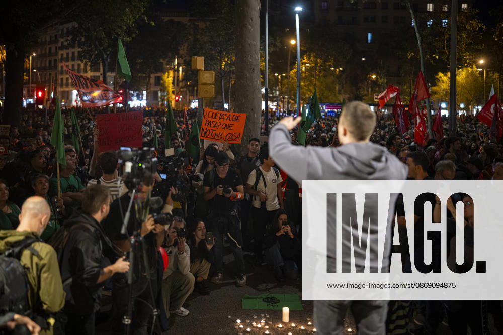 Demonstration by the Socialist Housing Union of Catalonia: Hundreds of people at a rally organized by the Tenants’ Union, the Socialist Housing Union of Catalonia, and COSHAC under the slogan For Olga and Maricarmen: The Housing Industry Kills, on October 9, 2026, in Barcelona, Catalonia, Spain OCTOBER 9, 2026 CATALONIA HOUSING PROTEST UNION RENTERS Lorena Sopê Barcelona Catalonia Barcelona Catalonia Spain