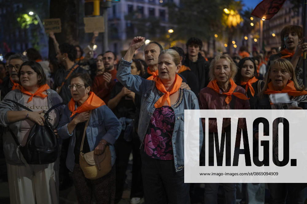 Demonstration by the Socialist Housing Union of Catalonia: Dozens of people at a rally organized by the Tenants’ Union, the Socialist Housing Union of Catalonia, and COSHAC under the slogan For Olga and Maricarmen: The Housing Industry Kills, on October 9, 2026, in Barcelona, Catalonia, Spain OCTOBER 9, 2026 CATALONIA HOUSING PROTEST RENTERS’ UNION Lorena Sopê Barcelona Catalonia Barcelona Catalonia Spain