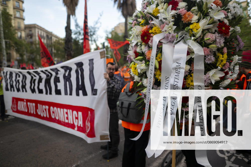 Demonstration by the Socialist Housing Union of Catalonia A wreath of flowers during a rally organized by the Tenants’ Union, the Socialist Housing Union of Catalonia, and COSHAC, under the slogan For Olga and Maricarmen: The Housing Industry Kills, on October 9, 2026, in Barcelona, Catalonia, Spain OCTOBER 9, 2026 CATALONIA HOUSING PROTEST UNION RENTERS WREATH Lorena Sopê Barcelona Catalonia Barcelona Catalonia Spain