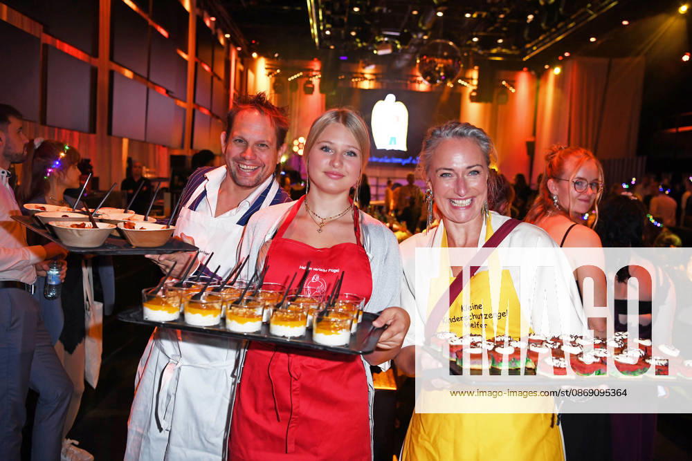 Eva Mona Rodekirchen with her husband Björn Geske and daughter Martha Geske at the KINDERSCHUTZENGEL E V GALA 2026 at Spindler Klatt in Berlin on October 9, 2026