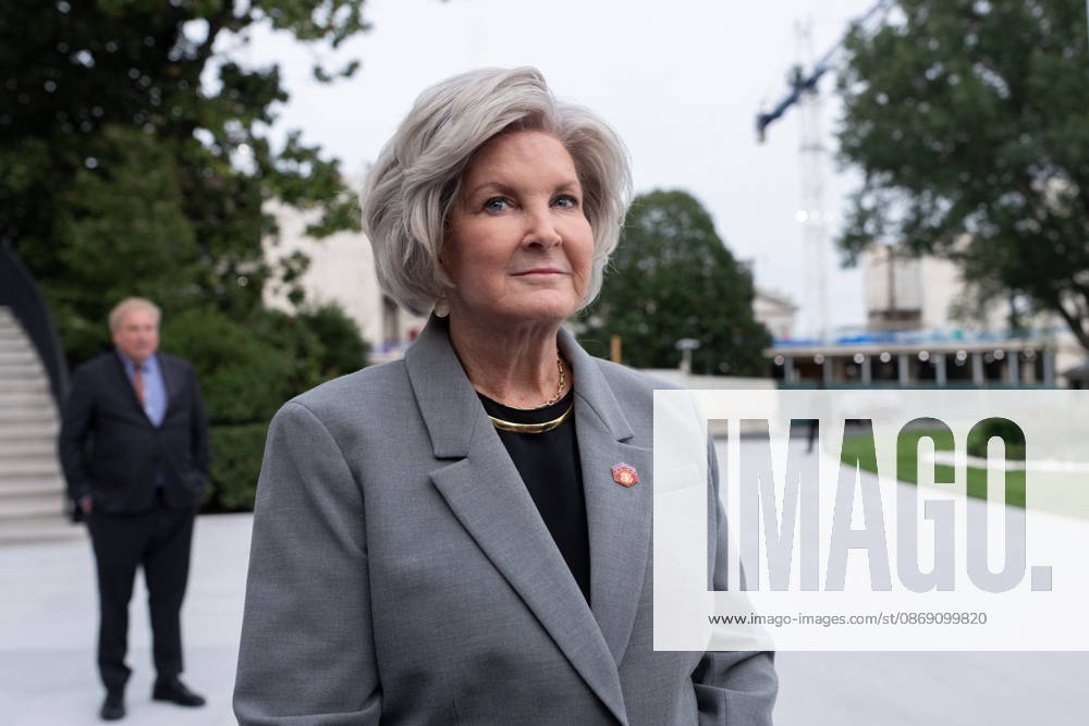 White House Chief of Staff Susie Wiles is seen on the South Lawn of the White House before boarding Marine One in Washington, DC on Friday, Oct. 9, 2026. Trump is heading to Syracuse on Friday to boost Republican gubernatorial candidate Bruce Blakeman, who is trailing Governor Kathy Hochul in polls ahead of November s election. WASP20261009151 AaronxSchwartz