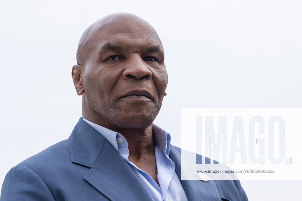 Former professional boxer Mike Tyson stands on the South Lawn of the White House before boarding Marine One in Washington, DC on Friday, Oct. 9, 2026. President Donald Trump is heading to Syracuse on Friday to boost Republican gubernatorial candidate Bruce Blakeman, who is trailing Governor Kathy Hochul in polls ahead of November s election. WASP20261009154 AaronxSchwartz