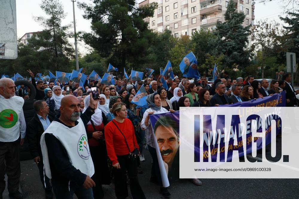 Hundreds march for Ocalans release in Diyarbakir DIYARBAKIR, TURKEY, OCTOBER 9, 2026: Hundreds of demonstrators march through Diyarbakir during a protest organized by the pro-Kurdish DEM Party, calling for the release of imprisoned Kurdistan Workers Party (PKK) leader Abdullah Ocalan. Participants carried banners and chanted slogans demanding his freedom amid ongoing efforts to advance a peace process between the Turkish government and the PKK following the groups announcement that it would lay down its arms. Diyarbakir Türkiye
