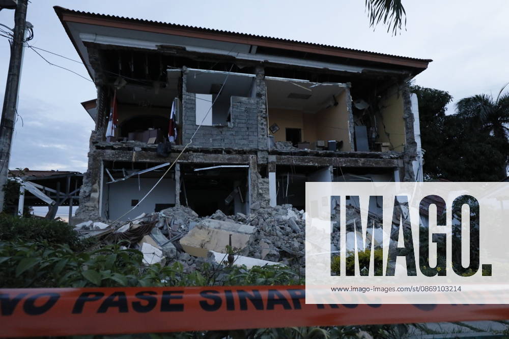 (261010) -- PANAMA CITY, Oct. 10, 2026 -- This photo taken on Oct. 9, 2026 shows a damaged building after a strong earthquake in Penonome, central Cocle Province of Panama. A powerful earthquake and a series of strong aftershocks rattled Panama on Friday, sending residents into the streets, disrupting water supplies and briefly halting flights as the government mobilized emergency personnel and resources. The University of Panama s Institute of Geosciences measured the initial quake at magnitude 7.2. It struck at 12:56 p.m. local time (1756 GMT) at a depth of 4 kilometers. By 5:30 p.m. local time, more than 40 earthquakes had been recorded, including over a dozen with magnitudes above 5.0. A quake at 3:25 p.m. had a magnitude of 6.9. (Ph