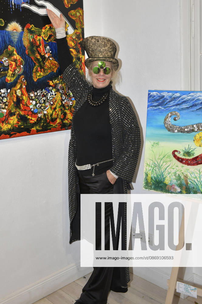Sylke Bach at the opening of the M A R X Bande’s 4th pop-up exhibition at the GlogauAIR Gallery in Berlin, October 9, 2026 Foto:xM.xBehrensx xFuturexImagex marxbande_6002