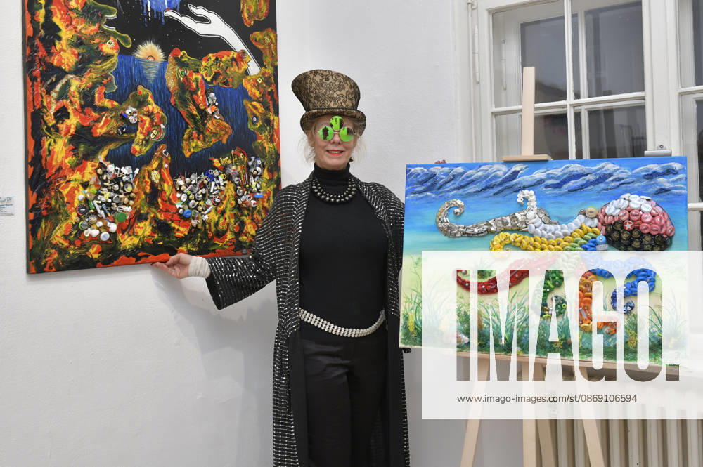 Sylke Bach at the opening of the M A R X Bande’s 4th pop-up exhibition at the GlogauAIR Gallery in Berlin, October 9, 2026 Foto:xM.xBehrensx xFuturexImagex marxbande_6003