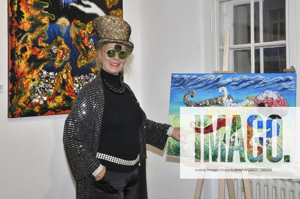 Sylke Bach at the opening of the M A R X Bande’s 4th pop-up exhibition at the GlogauAIR Gallery in Berlin, October 9, 2026 Foto:xM.xBehrensx xFuturexImagex marxbande_6004