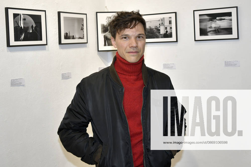Sebastian Urzendowsky at the opening of the M A R X Bande’s 4th pop-up exhibition at the GlogauAIR Gallery in Berlin, October 9, 2026 Foto:xM.xBehrensx xFuturexImagex marxbande_6005