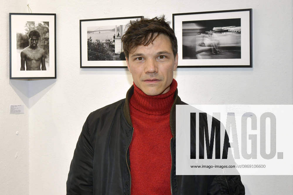 Sebastian Urzendowsky at the opening of the M A R X Bande’s 4th pop-up exhibition at the GlogauAIR Gallery in Berlin, October 9, 2026 Foto:xM.xBehrensx xFuturexImagex marxbande_6006