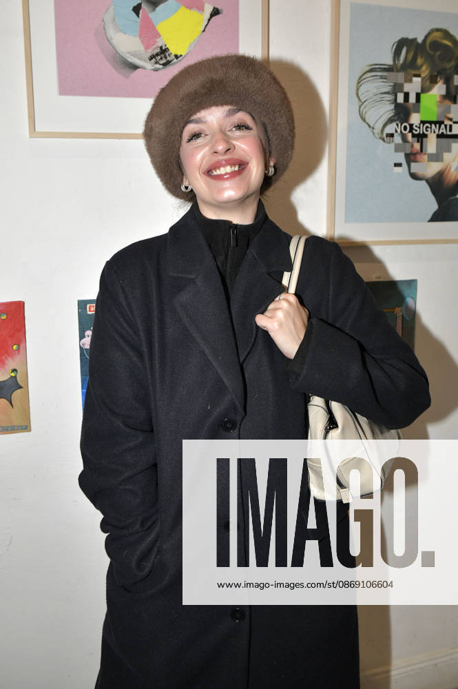 Nellie Thalbach at the opening of the M A R X Bande’s 4th pop-up exhibition at the GlogauAIR Gallery in Berlin, October 9, 2026 Foto:xM.xBehrensx xFuturexImagex marxbande_6008