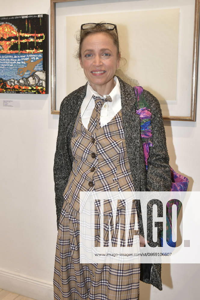 Anna Thalbach at the opening of the M A R X Bande’s 4th pop-up exhibition at the GlogauAIR Gallery in Berlin, October 9, 2026 Foto:xM.xBehrensx xFuturexImagex marxbande_6010
