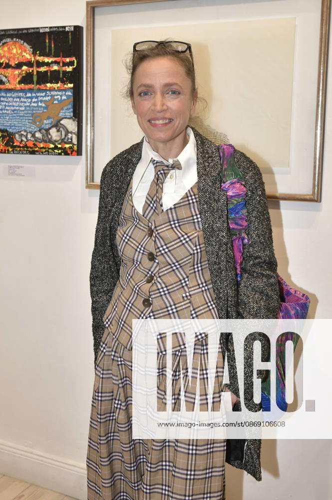 Anna Thalbach at the opening of the M A R X Bande’s 4th pop-up exhibition at the GlogauAIR Gallery in Berlin, October 9, 2026 Foto:xM.xBehrensx xFuturexImagex marxbande_6011