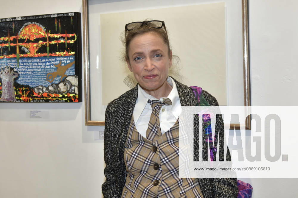 Anna Thalbach at the opening of the M A R X Bande’s 4th pop-up exhibition at the GlogauAIR Gallery in Berlin, October 9, 2026 Foto:xM.xBehrensx xFuturexImagex marxbande_6012