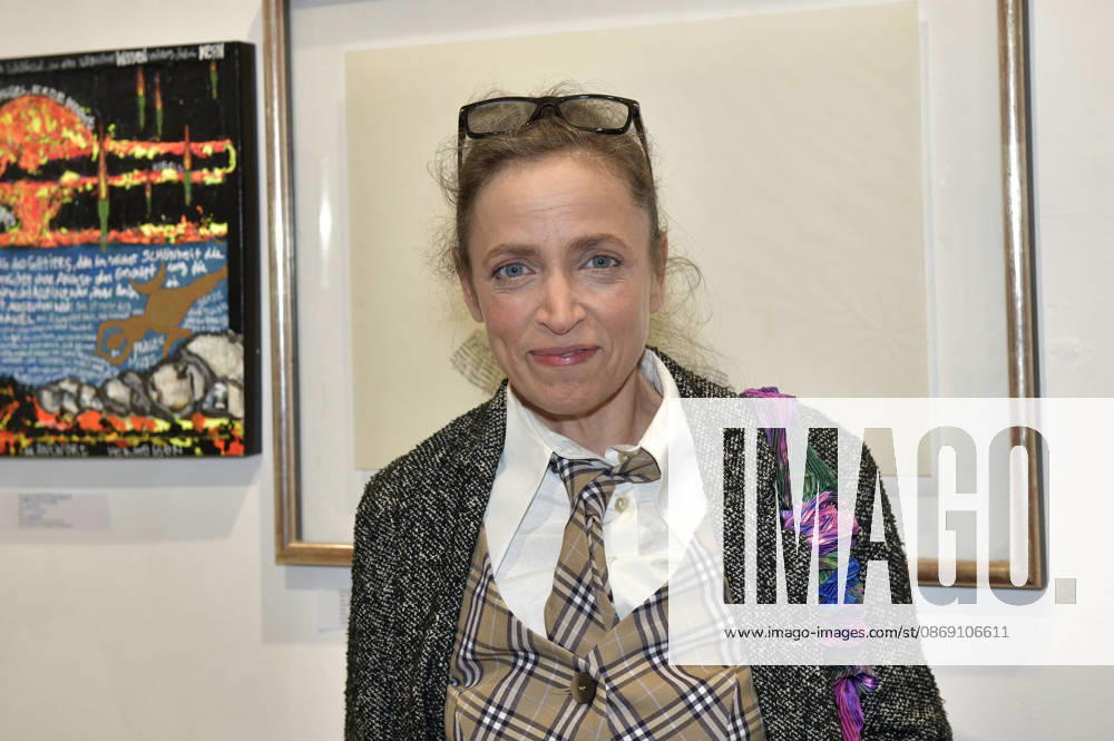 Anna Thalbach at the opening of the M A R X Bande’s 4th pop-up exhibition at the GlogauAIR Gallery in Berlin, October 9, 2026 Foto:xM.xBehrensx xFuturexImagex marxbande_6013