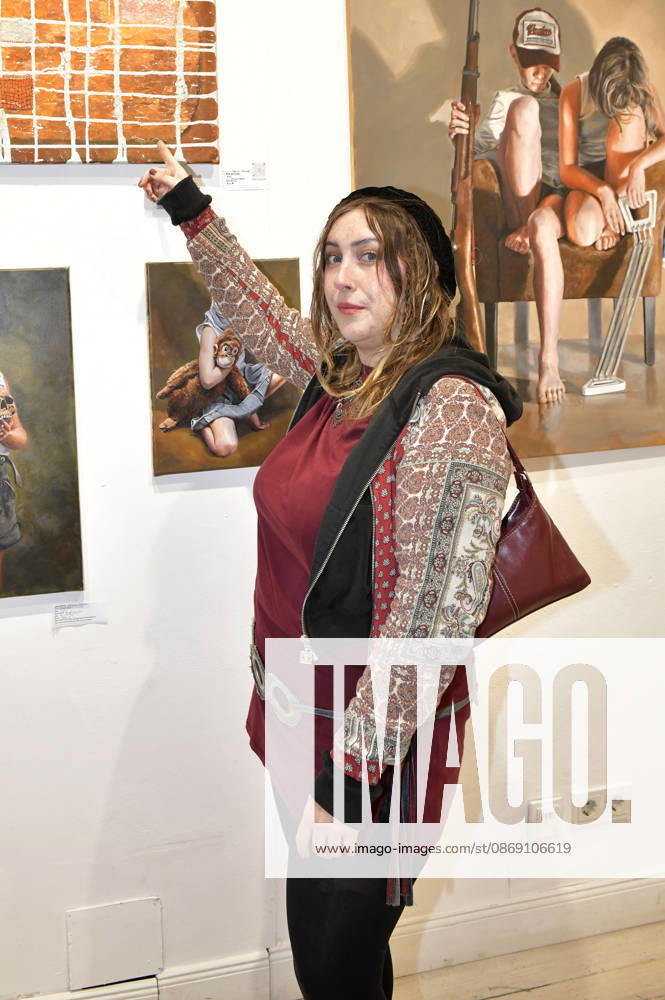Mallie Hellmer at the opening of the M A R X Bande s 4th pop-up exhibition at the GlogauAIR Gallery in Berlin, October 9, 2026 Foto:xM.xBehrensx xFuturexImagex marxbande_6016