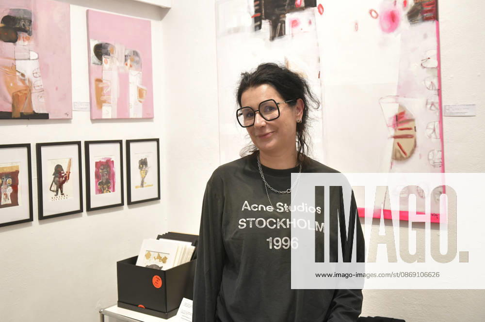 Magda Kwapisz Grabowska at the opening of the 4th pop-up exhibition by the M A R X Bande at the GlogauAIR Gallery in Berlin, October 9, 2026 Foto:xM.xBehrensx xFuturexImagex marxbande_6020