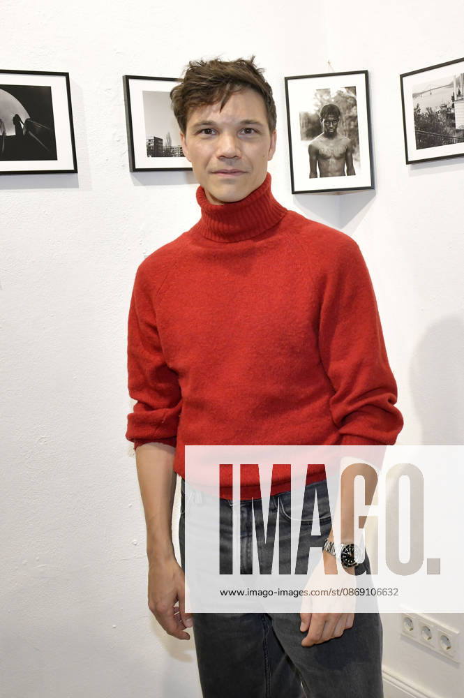 Sebastian Urzendowsky at the opening of the M A R X Bande’s 4th pop-up exhibition at the GlogauAIR Gallery in Berlin, October 9, 2026 Foto:xM.xBehrensx xFuturexImagex marxbande_6023