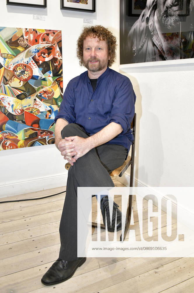 Philipp Caspari at the opening of the M A R X Bande s 4th pop-up exhibition at the GlogauAIR Gallery in Berlin, October 9, 2026 Foto:xM.xBehrensx xFuturexImagex marxbande_6025