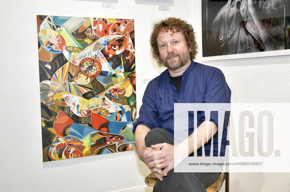 Philipp Caspari at the opening of the M A R X Bande s 4th pop-up exhibition at the GlogauAIR Gallery in Berlin, October 9, 2026 Foto:xM.xBehrensx xFuturexImagex marxbande_6026