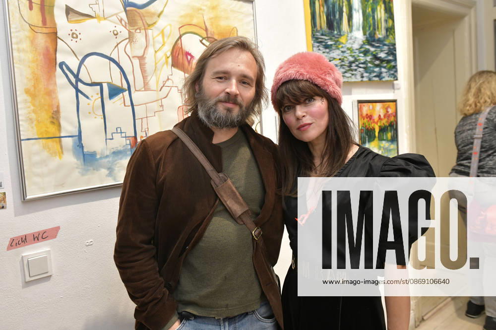 Lore Richter with a guest at the opening of the 4th M A R X Bande pop-up exhibition at the GlogauAIR Gallery in Berlin, October 9, 2026 Foto:xM.xBehrensx xFuturexImagex marxbande_6028