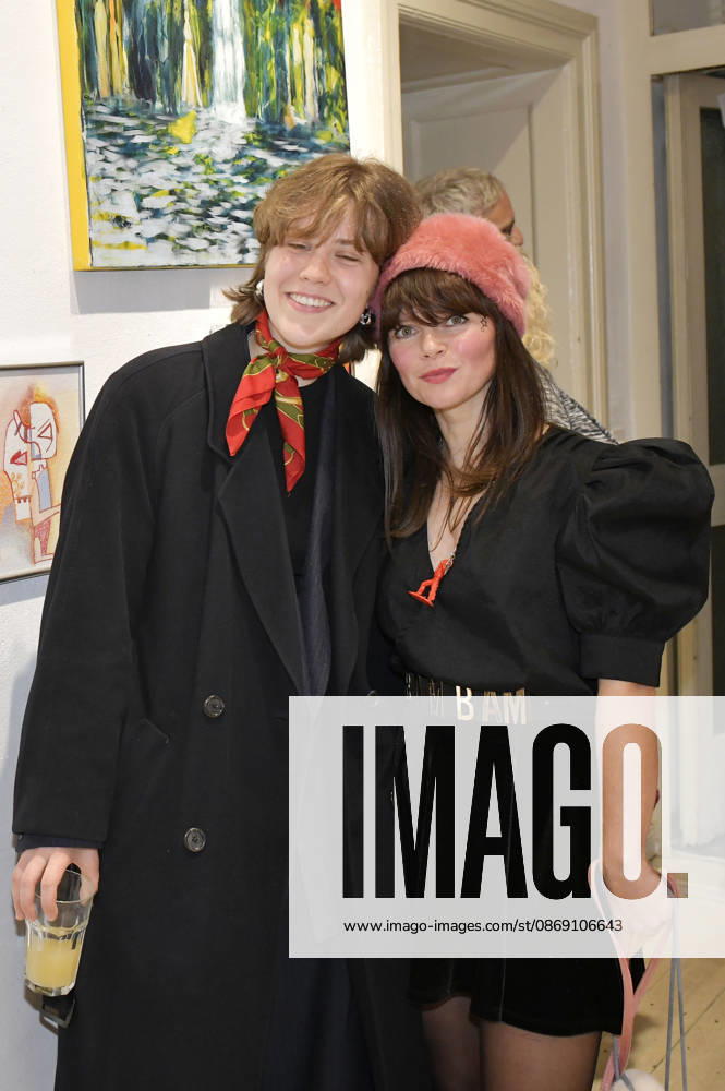 Marietta Krampitz and Lore Richter at the opening of the 4th pop-up exhibition by the M A R X Bande at the GlogauAIR Gallery in Berlin, October 9, 2026 Foto:xM.xBehrensx xFuturexImagex marxbande_6029