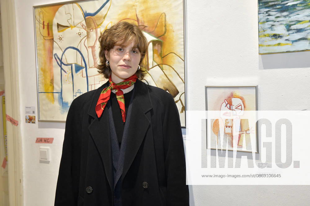 Marietta Krampitz at the opening of the M A R X Bande’s 4th pop-up exhibition at the GlogauAIR Gallery in Berlin, October 9, 2026 Foto:xM.xBehrensx xFuturexImagex marxbande_6030