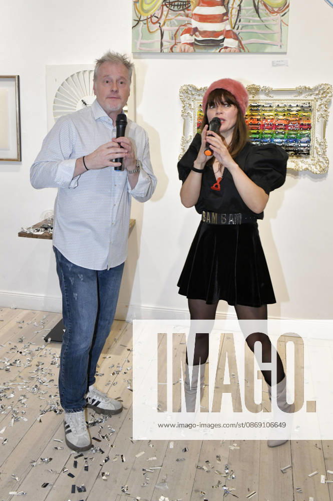 Stefan Pinnow and Lore Richter at the opening of the 4th pop-up exhibition by the M A R X Bande at the GlogauAIR Gallery in Berlin, October 9, 2026 Foto:xM.xBehrensx xFuturexImagex marxbande_6032