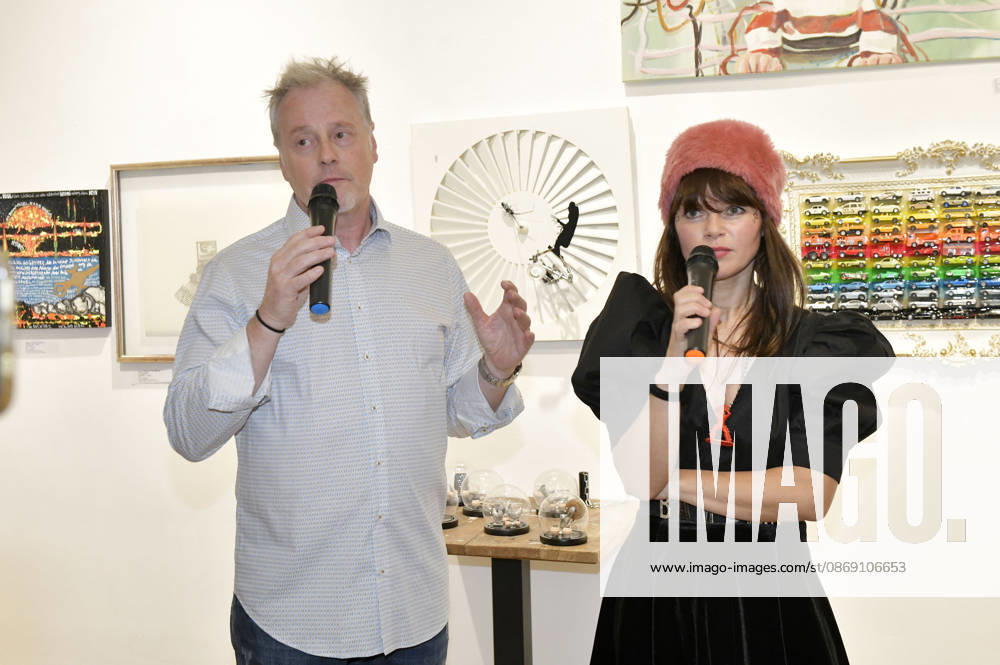 Stefan Pinnow and Lore Richter at the opening of the 4th pop-up exhibition by the M A R X Bande at the GlogauAIR Gallery in Berlin, October 9, 2026 Foto:xM.xBehrensx xFuturexImagex marxbande_6034