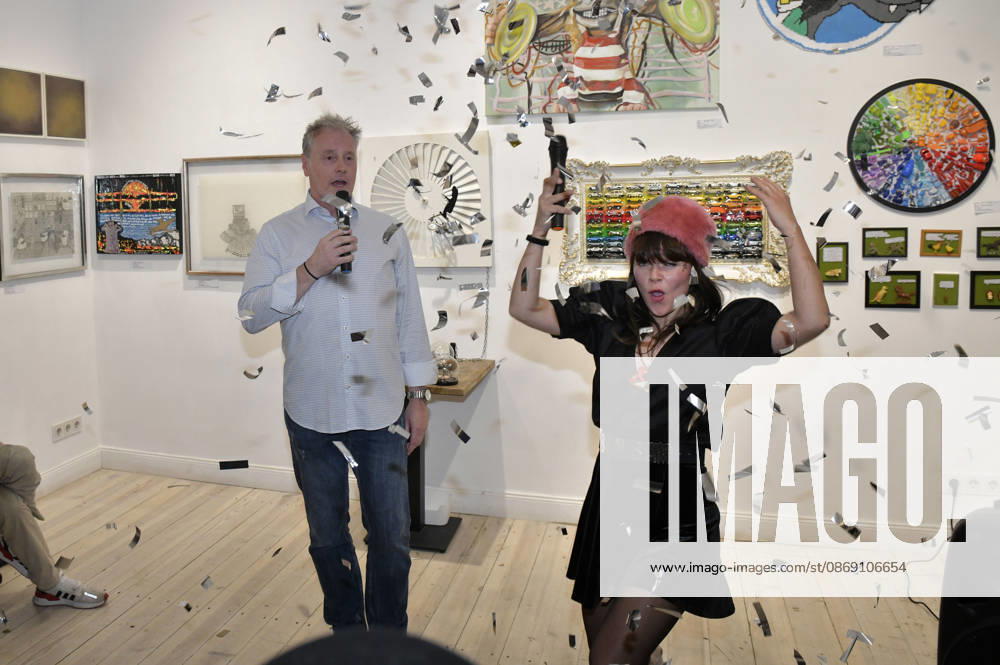 Stefan Pinnow and Lore Richter at the opening of the 4th pop-up exhibition by the M A R X Bande at the GlogauAIR Gallery in Berlin, October 9, 2026 Foto:xM.xBehrensx xFuturexImagex marxbande_6035