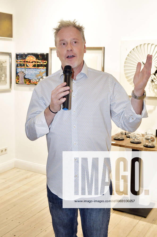 Stefan Pinnow at the opening of the M A R X Bande s 4th pop-up exhibition at the GlogauAIR Gallery in Berlin, October 9, 2026 Foto:xM.xBehrensx xFuturexImagex marxbande_6036