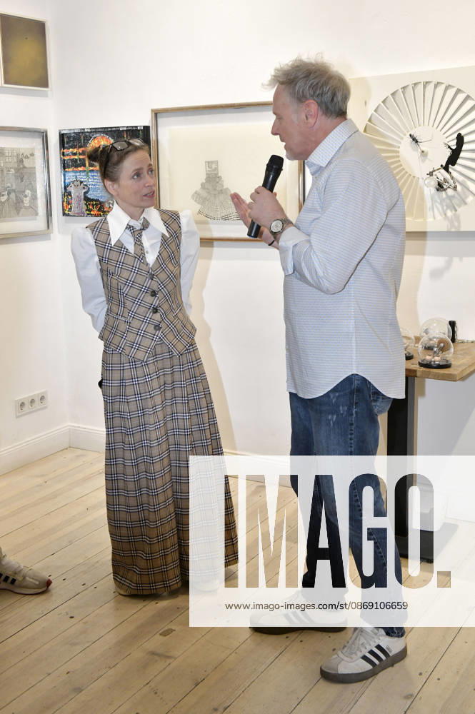 Anna Thalbach and Stefan Pinnow at the opening of the M A R X Bande’s 4th pop-up exhibition at the GlogauAIR Gallery in Berlin, October 9, 2026 Foto:xM.xBehrensx xFuturexImagex marxbande_6037