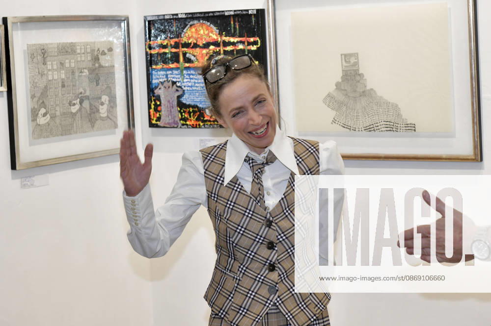 Anna Thalbach at the opening of the M A R X Bande’s 4th pop-up exhibition at the GlogauAIR Gallery in Berlin, October 9, 2026 Foto:xM.xBehrensx xFuturexImagex marxbande_6038