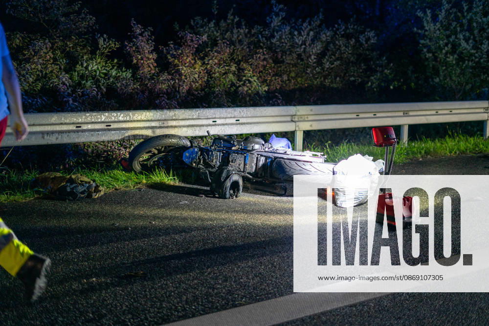 Lkw kommt von Fahrbahn ab Kradfahrer auf Seitenstreifen schwer verletzt Vollsperrung nach Unfall Am 09.10.2026 kam es gegen 20:45 Uhr auf der Autobahn 66 in Fahrtrichtung Frankfurt am Main zwischen den Anschlussstellen Wächtersbach und Gelnhausen-Ost bei Gelnhausen zu einem Verkehrsunfall. Nach bisherigen Erkenntnissen der Polizei kam ein Lastkraftwagen nach rechts von der Fahrbahn ab und stieß mit einem Kradfahrer zusammen, der auf dem Seitenstreifen neben seinem Zweirad gestanden haben soll. Eine Rettungswagenbesatzung versorgte den Schwerverletzten erst, ein Rettungshubschrauber wurde alarmiert. Während der Unfallaufnahme wurde die Autobahn voll gesperrt, ein Gutachter wurde hinzugezogen. Die Ermittlungen zum genauen Hergang d