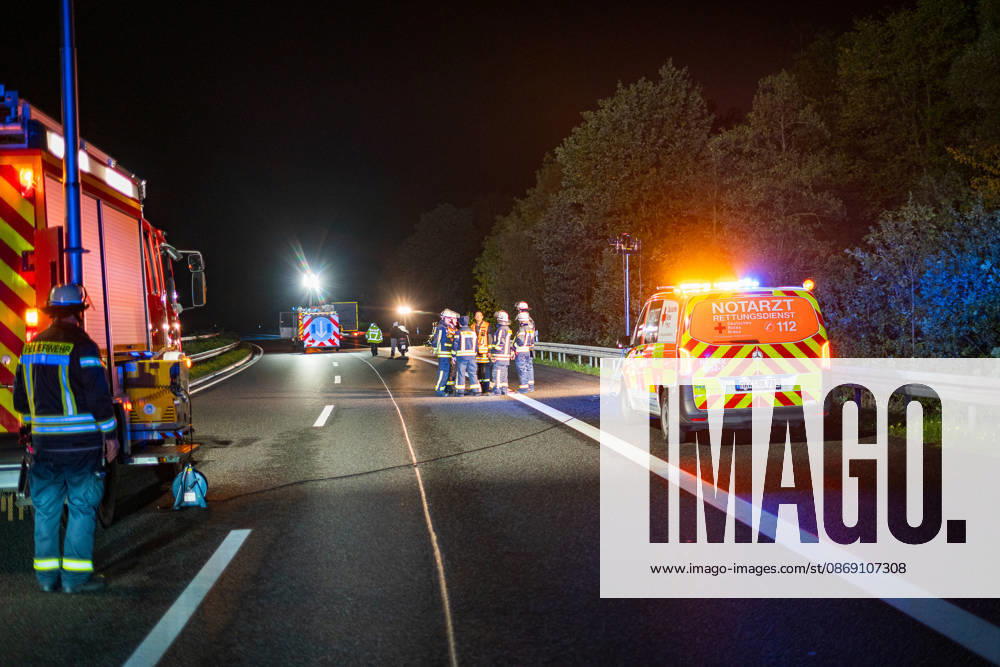 Lkw kommt von Fahrbahn ab Kradfahrer auf Seitenstreifen schwer verletzt Vollsperrung nach Unfall Am 09.10.2026 kam es gegen 20:45 Uhr auf der Autobahn 66 in Fahrtrichtung Frankfurt am Main zwischen den Anschlussstellen Wächtersbach und Gelnhausen-Ost bei Gelnhausen zu einem Verkehrsunfall. Nach bisherigen Erkenntnissen der Polizei kam ein Lastkraftwagen nach rechts von der Fahrbahn ab und stieß mit einem Kradfahrer zusammen, der auf dem Seitenstreifen neben seinem Zweirad gestanden haben soll. Eine Rettungswagenbesatzung versorgte den Schwerverletzten erst, ein Rettungshubschrauber wurde alarmiert. Während der Unfallaufnahme wurde die Autobahn voll gesperrt, ein Gutachter wurde hinzugezogen. Die Ermittlungen zum genauen Hergang d
