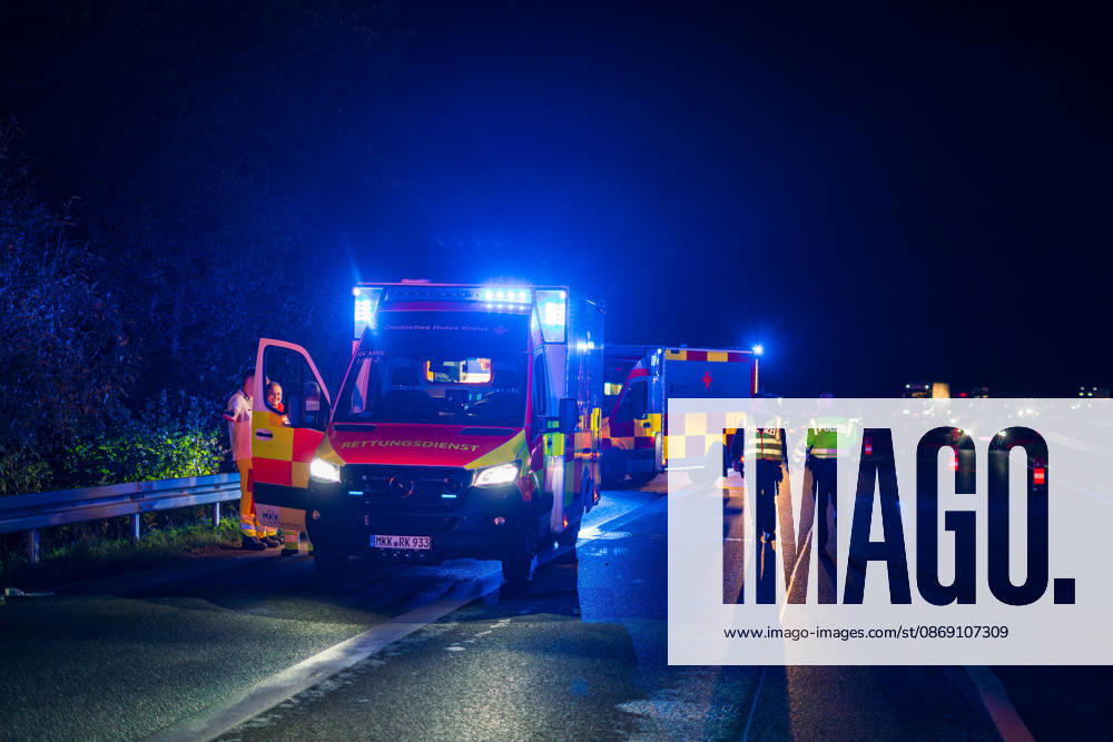 Lkw kommt von Fahrbahn ab Kradfahrer auf Seitenstreifen schwer verletzt Vollsperrung nach Unfall Am 09.10.2026 kam es gegen 20:45 Uhr auf der Autobahn 66 in Fahrtrichtung Frankfurt am Main zwischen den Anschlussstellen Wächtersbach und Gelnhausen-Ost bei Gelnhausen zu einem Verkehrsunfall. Nach bisherigen Erkenntnissen der Polizei kam ein Lastkraftwagen nach rechts von der Fahrbahn ab und stieß mit einem Kradfahrer zusammen, der auf dem Seitenstreifen neben seinem Zweirad gestanden haben soll. Eine Rettungswagenbesatzung versorgte den Schwerverletzten erst, ein Rettungshubschrauber wurde alarmiert. Während der Unfallaufnahme wurde die Autobahn voll gesperrt, ein Gutachter wurde hinzugezogen. Die Ermittlungen zum genauen Hergang d
