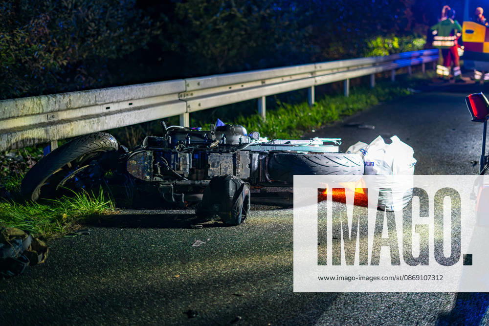 Lkw kommt von Fahrbahn ab Kradfahrer auf Seitenstreifen schwer verletzt Vollsperrung nach Unfall Am 09.10.2026 kam es gegen 20:45 Uhr auf der Autobahn 66 in Fahrtrichtung Frankfurt am Main zwischen den Anschlussstellen Wächtersbach und Gelnhausen-Ost bei Gelnhausen zu einem Verkehrsunfall. Nach bisherigen Erkenntnissen der Polizei kam ein Lastkraftwagen nach rechts von der Fahrbahn ab und stieß mit einem Kradfahrer zusammen, der auf dem Seitenstreifen neben seinem Zweirad gestanden haben soll. Eine Rettungswagenbesatzung versorgte den Schwerverletzten erst, ein Rettungshubschrauber wurde alarmiert. Während der Unfallaufnahme wurde die Autobahn voll gesperrt, ein Gutachter wurde hinzugezogen. Die Ermittlungen zum genauen Hergang d