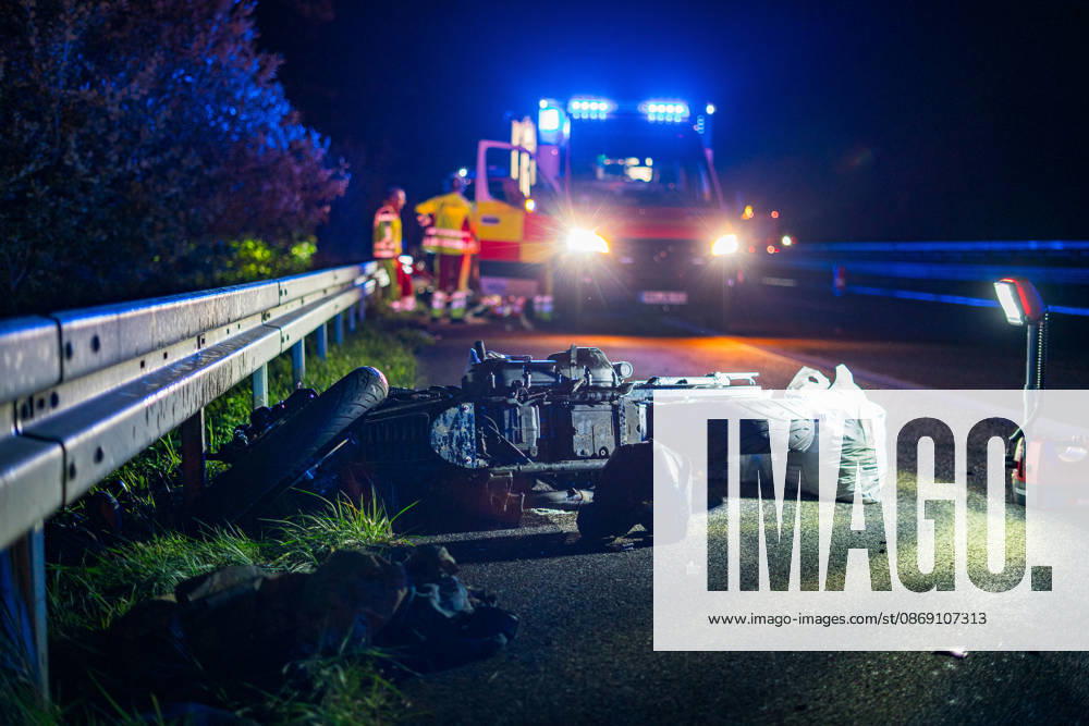 Lkw kommt von Fahrbahn ab Kradfahrer auf Seitenstreifen schwer verletzt Vollsperrung nach Unfall Am 09.10.2026 kam es gegen 20:45 Uhr auf der Autobahn 66 in Fahrtrichtung Frankfurt am Main zwischen den Anschlussstellen Wächtersbach und Gelnhausen-Ost bei Gelnhausen zu einem Verkehrsunfall. Nach bisherigen Erkenntnissen der Polizei kam ein Lastkraftwagen nach rechts von der Fahrbahn ab und stieß mit einem Kradfahrer zusammen, der auf dem Seitenstreifen neben seinem Zweirad gestanden haben soll. Eine Rettungswagenbesatzung versorgte den Schwerverletzten erst, ein Rettungshubschrauber wurde alarmiert. Während der Unfallaufnahme wurde die Autobahn voll gesperrt, ein Gutachter wurde hinzugezogen. Die Ermittlungen zum genauen Hergang d