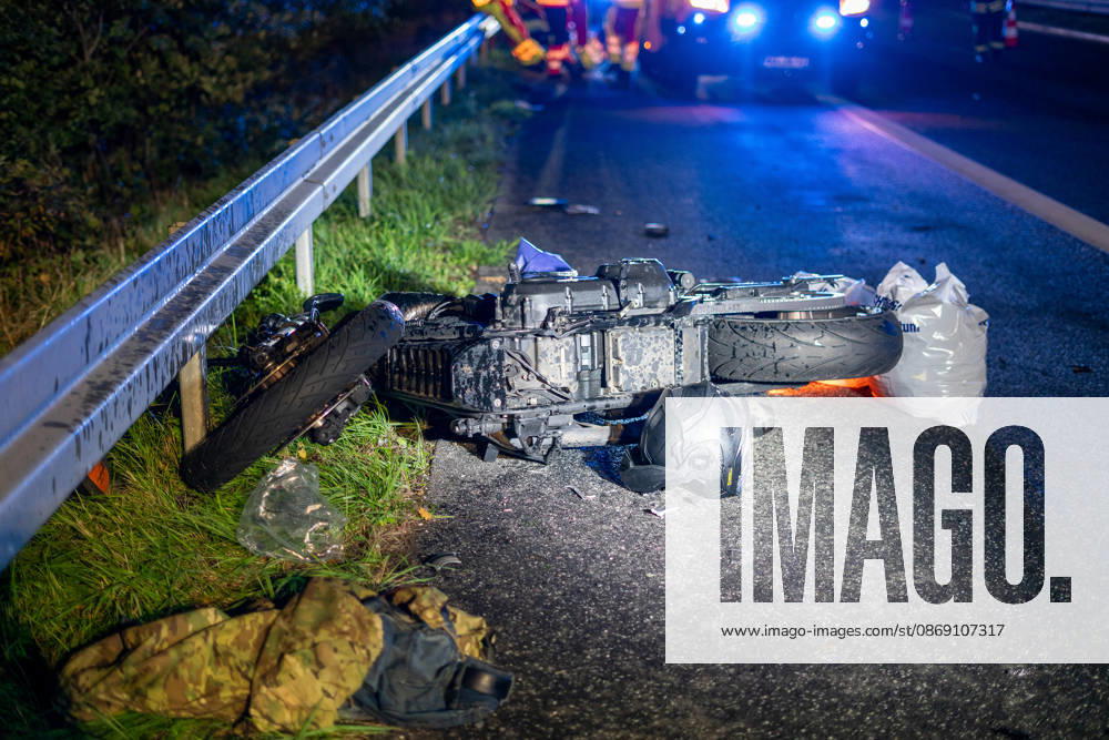 Lkw kommt von Fahrbahn ab Kradfahrer auf Seitenstreifen schwer verletzt Vollsperrung nach Unfall Am 09.10.2026 kam es gegen 20:45 Uhr auf der Autobahn 66 in Fahrtrichtung Frankfurt am Main zwischen den Anschlussstellen Wächtersbach und Gelnhausen-Ost bei Gelnhausen zu einem Verkehrsunfall. Nach bisherigen Erkenntnissen der Polizei kam ein Lastkraftwagen nach rechts von der Fahrbahn ab und stieß mit einem Kradfahrer zusammen, der auf dem Seitenstreifen neben seinem Zweirad gestanden haben soll. Eine Rettungswagenbesatzung versorgte den Schwerverletzten erst, ein Rettungshubschrauber wurde alarmiert. Während der Unfallaufnahme wurde die Autobahn voll gesperrt, ein Gutachter wurde hinzugezogen. Die Ermittlungen zum genauen Hergang d