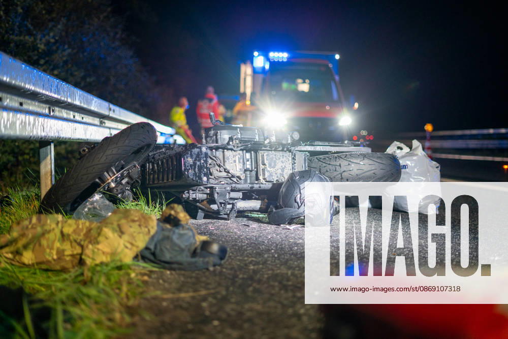 Lkw kommt von Fahrbahn ab Kradfahrer auf Seitenstreifen schwer verletzt Vollsperrung nach Unfall Am 09.10.2026 kam es gegen 20:45 Uhr auf der Autobahn 66 in Fahrtrichtung Frankfurt am Main zwischen den Anschlussstellen Wächtersbach und Gelnhausen-Ost bei Gelnhausen zu einem Verkehrsunfall. Nach bisherigen Erkenntnissen der Polizei kam ein Lastkraftwagen nach rechts von der Fahrbahn ab und stieß mit einem Kradfahrer zusammen, der auf dem Seitenstreifen neben seinem Zweirad gestanden haben soll. Eine Rettungswagenbesatzung versorgte den Schwerverletzten erst, ein Rettungshubschrauber wurde alarmiert. Während der Unfallaufnahme wurde die Autobahn voll gesperrt, ein Gutachter wurde hinzugezogen. Die Ermittlungen zum genauen Hergang d
