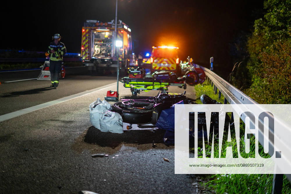 Lkw kommt von Fahrbahn ab Kradfahrer auf Seitenstreifen schwer verletzt Vollsperrung nach Unfall Am 09.10.2026 kam es gegen 20:45 Uhr auf der Autobahn 66 in Fahrtrichtung Frankfurt am Main zwischen den Anschlussstellen Wächtersbach und Gelnhausen-Ost bei Gelnhausen zu einem Verkehrsunfall. Nach bisherigen Erkenntnissen der Polizei kam ein Lastkraftwagen nach rechts von der Fahrbahn ab und stieß mit einem Kradfahrer zusammen, der auf dem Seitenstreifen neben seinem Zweirad gestanden haben soll. Eine Rettungswagenbesatzung versorgte den Schwerverletzten erst, ein Rettungshubschrauber wurde alarmiert. Während der Unfallaufnahme wurde die Autobahn voll gesperrt, ein Gutachter wurde hinzugezogen. Die Ermittlungen zum genauen Hergang d