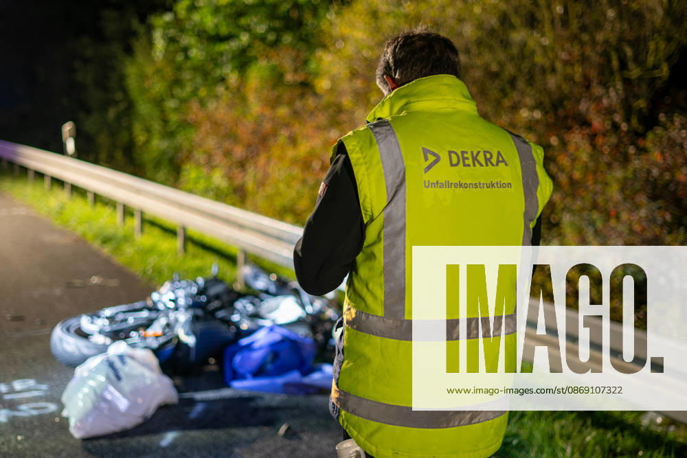 Lkw kommt von Fahrbahn ab Kradfahrer auf Seitenstreifen schwer verletzt Vollsperrung nach Unfall Am 09.10.2026 kam es gegen 20:45 Uhr auf der Autobahn 66 in Fahrtrichtung Frankfurt am Main zwischen den Anschlussstellen Wächtersbach und Gelnhausen-Ost bei Gelnhausen zu einem Verkehrsunfall. Nach bisherigen Erkenntnissen der Polizei kam ein Lastkraftwagen nach rechts von der Fahrbahn ab und stieß mit einem Kradfahrer zusammen, der auf dem Seitenstreifen neben seinem Zweirad gestanden haben soll. Eine Rettungswagenbesatzung versorgte den Schwerverletzten erst, ein Rettungshubschrauber wurde alarmiert. Während der Unfallaufnahme wurde die Autobahn voll gesperrt, ein Gutachter wurde hinzugezogen. Die Ermittlungen zum genauen Hergang d